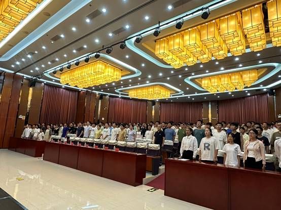 说明: J:\5.beat365中国官网（2022年11月始）\照片\【20240929】2024级本科新生开学典礼\微信图片_20241008093921.jpg